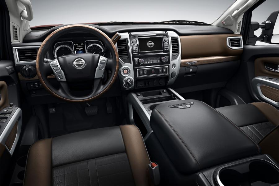 Торпедо Nissan Titan Crew Cab XD Platinum Reserve 2015 года  (фото 26 из 33)